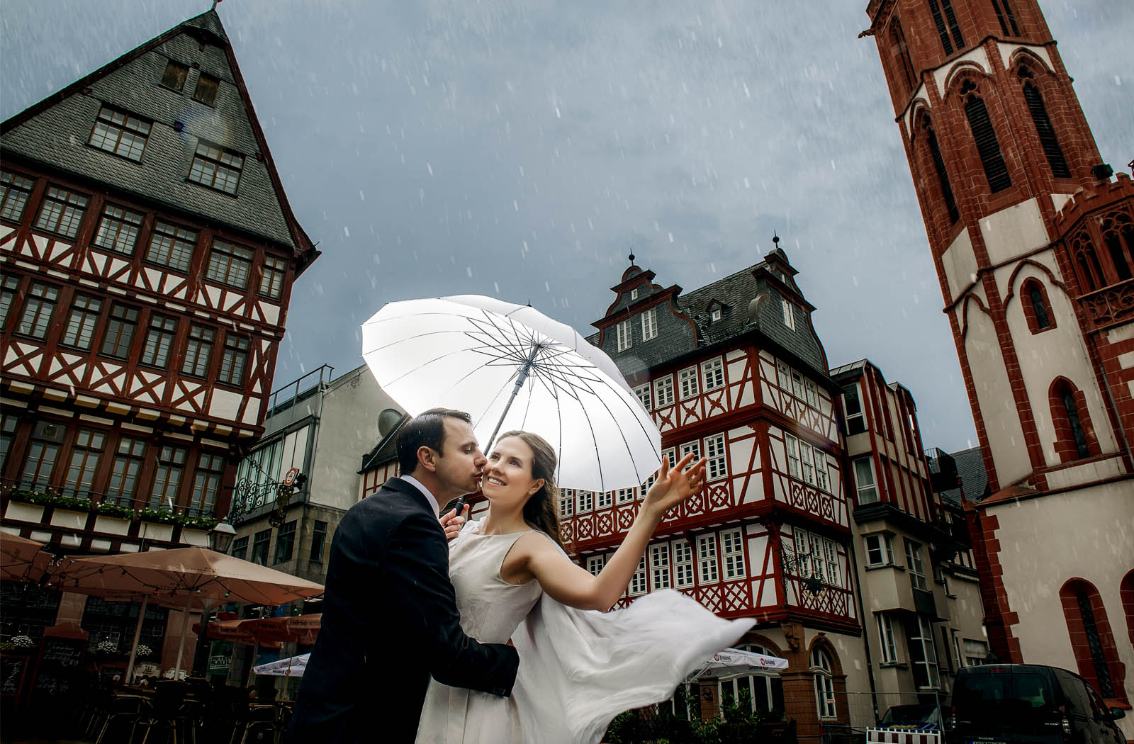 Brautpaarshooting im Regen im Frankfurt Römer