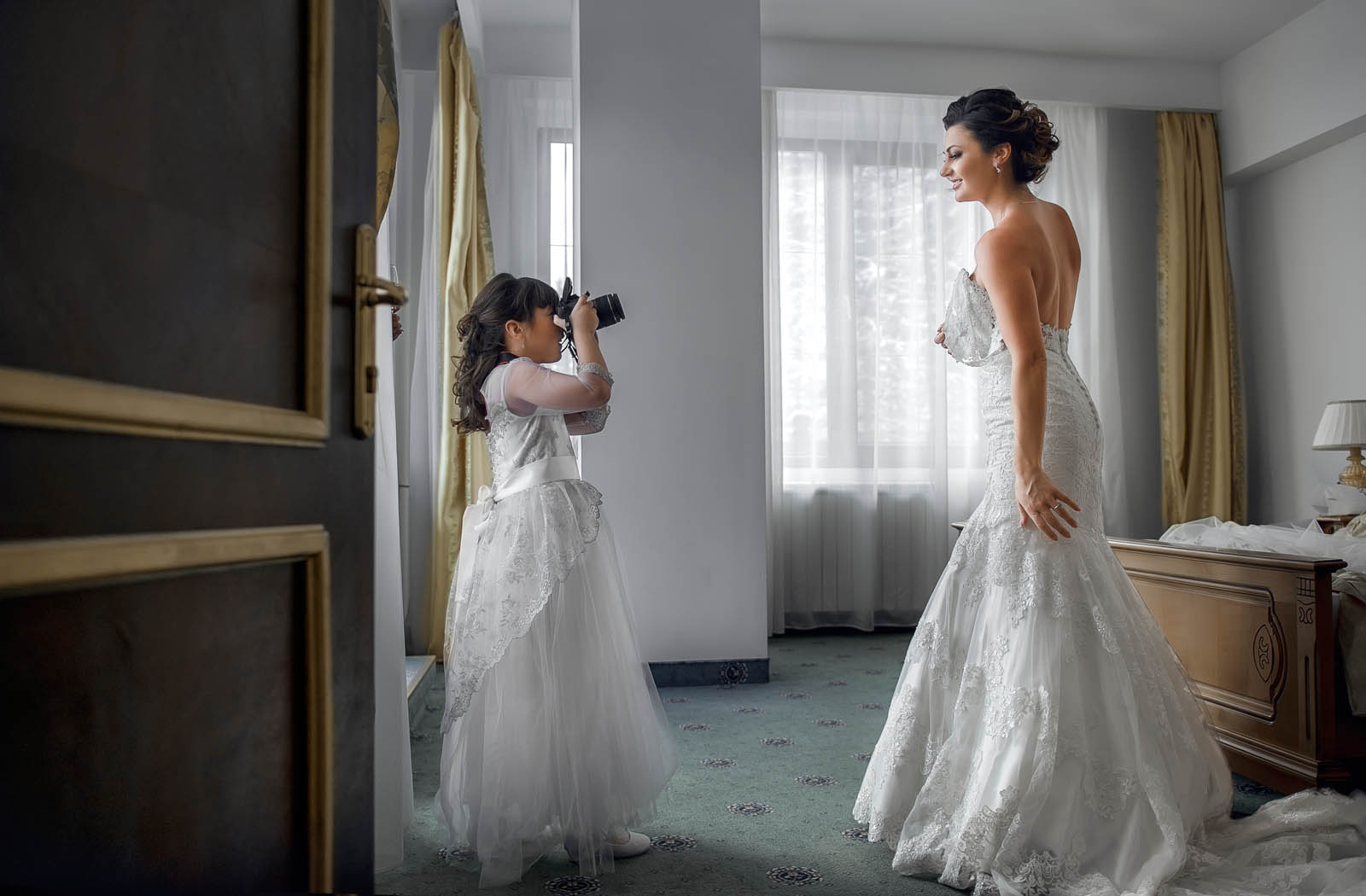 Die Tochter fotografiert die Braut